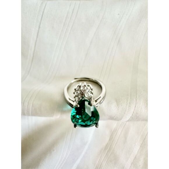 Emerald teardrop cubic zirconia adjustable ring, super sparkly, very elegant ￼ - Picture 2 of 6